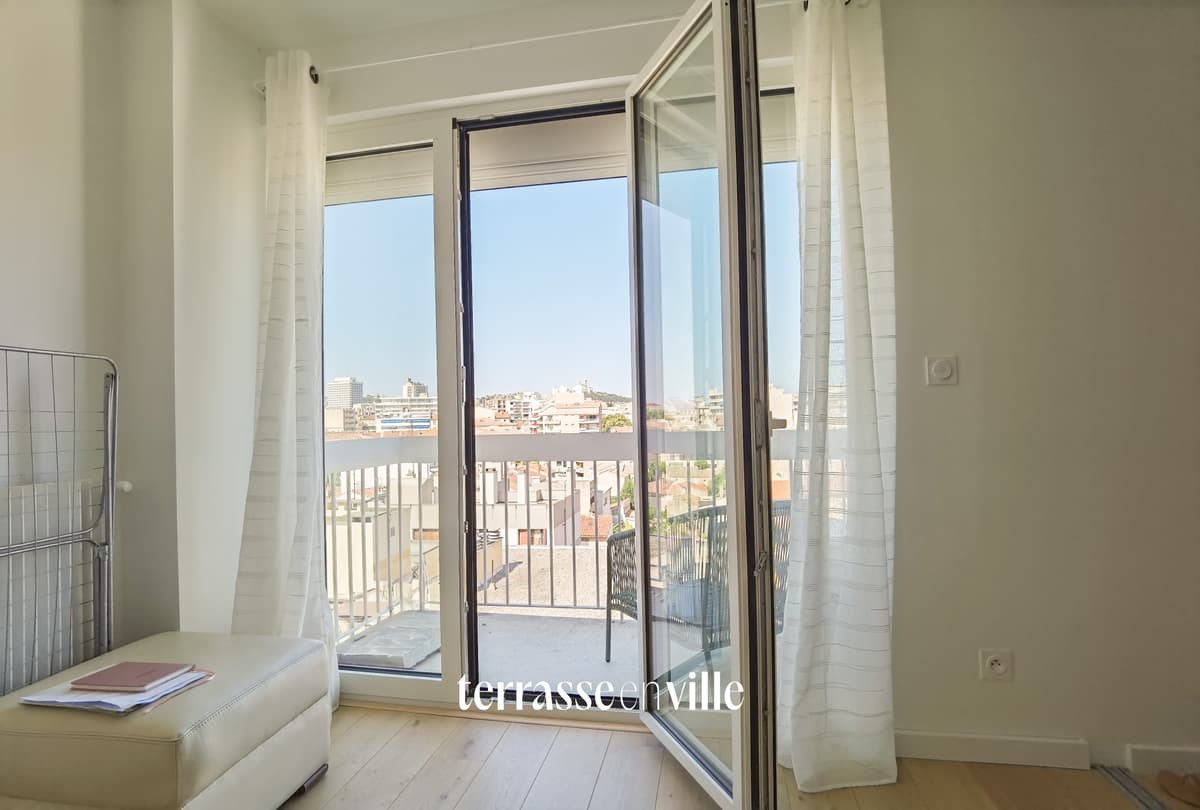 13005 - BAILLE - T2 meublé et rénové - 850€ - 2