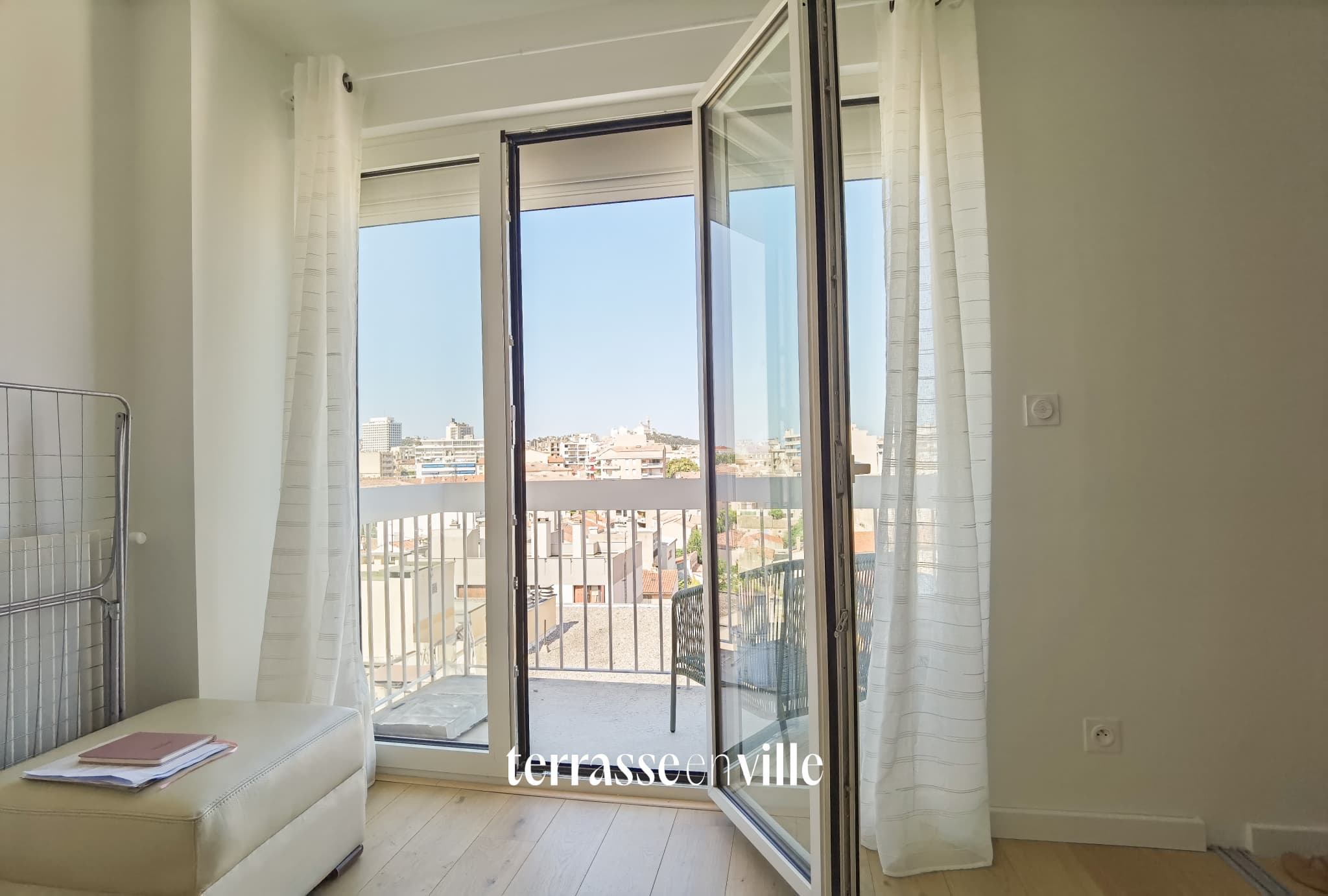 13005 - BAILLE - T2 meublé et rénové - 850€ - 2
