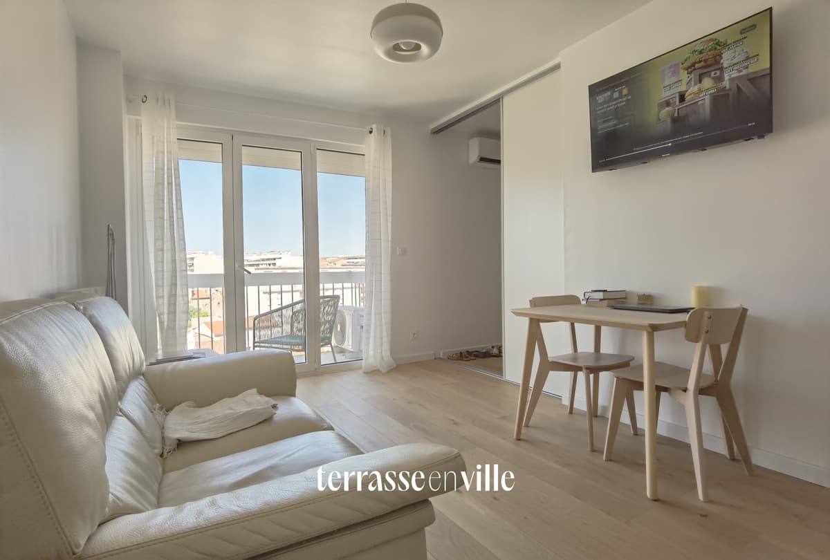 13005 - BAILLE - T2 meublé et rénové - 850€ - 1