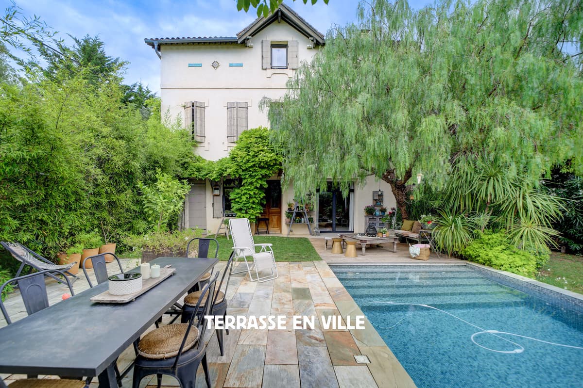 MARSEILLE 12è - SPLENDIDE BATISSE DU XIXè - 260M2 - JARDIN 700M2 - PISCINE - 1 690 000€