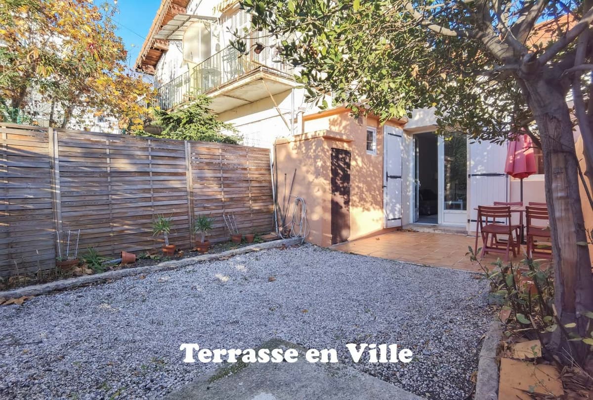 SAINT ANNE - MAISON DE VILLE MITOYENNE DUPLEX MEUBLÉE - TYPE 2 - JARDIN - 879€ - 2