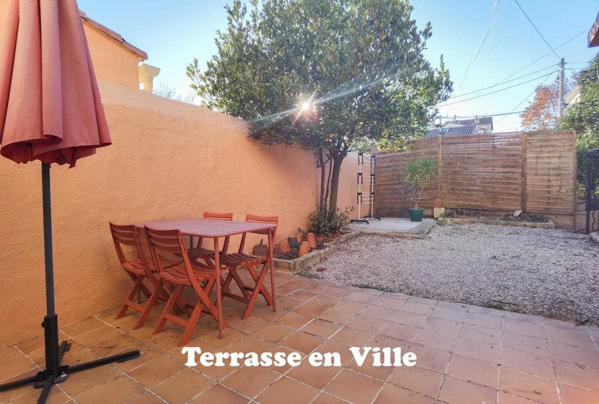 SAINT ANNE - MAISON DE VILLE MITOYENNE DUPLEX MEUBLÉE - TYPE 2 - JARDIN - 879€ - 1