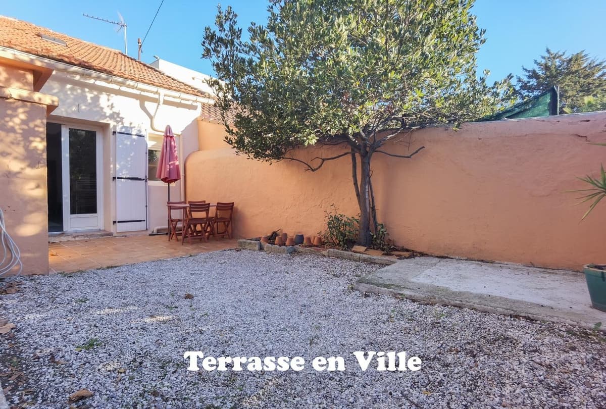 SAINT ANNE - MAISON DE VILLE MITOYENNE DUPLEX MEUBLÉE - TYPE 2 - JARDIN - 879€