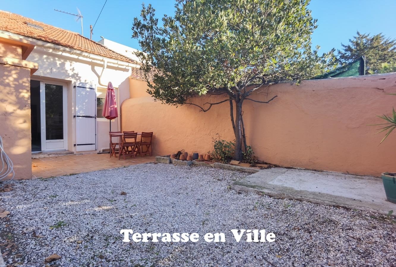 SAINT ANNE - MAISON DE VILLE MITOYENNE DUPLEX MEUBLÉE - TYPE 2 - JARDIN - 879€