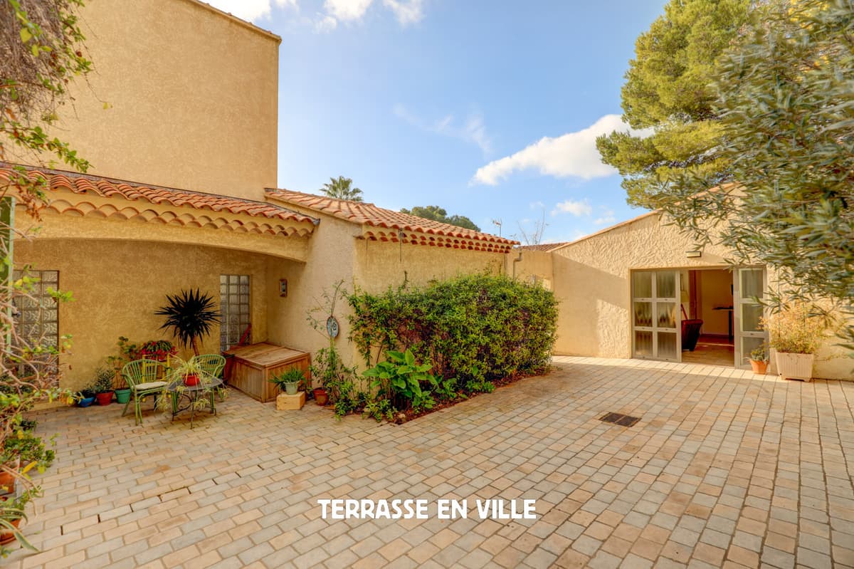 LA COTE BLEUE -- MAISON - JARDIN - DÉPENDANCE - DOUBLE GARAGE - 695 000€ - 3