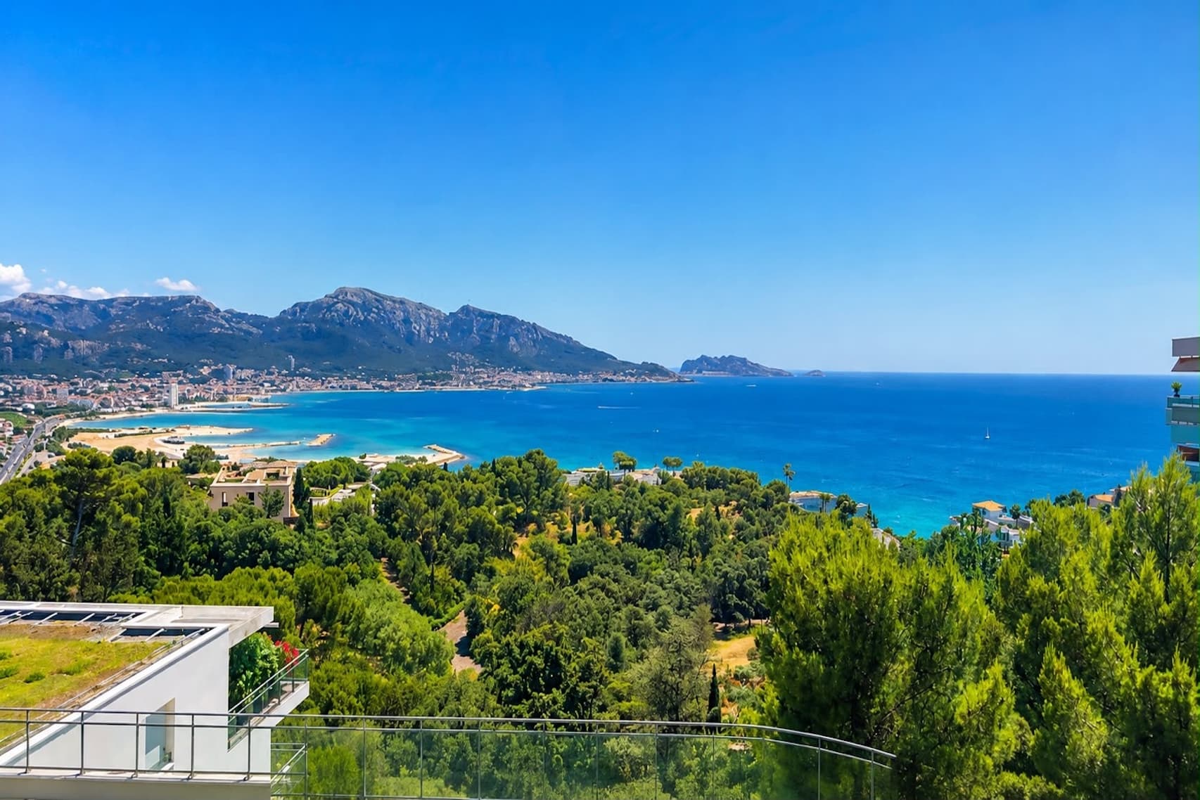 EXCLUSIVITE - LES ALPILLES - T4 - TERRASSE - VUE MER - GARAGE EN SUS - 1 050 000 € - 1