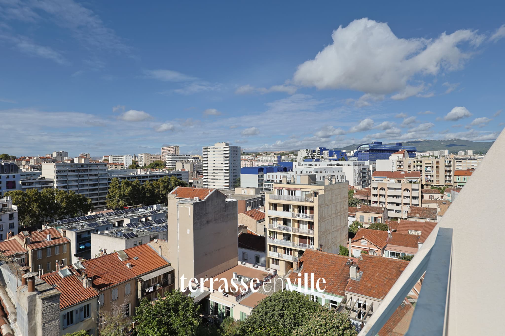 EXCLUSIVITE - CHARTREUX- T2 - 47M2 - DERNIER ETAGE - TERRASSE- 10M2 - PARKING - 200 000 € - 2