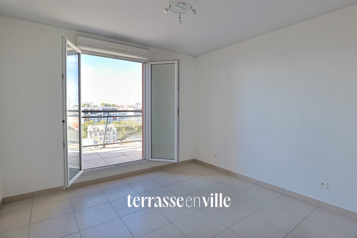 EXCLUSIVITE - CHARTREUX- T2 - 47M2 - DERNIER ETAGE - TERRASSE- 10M2 - PARKING - 200 000 € - 4
