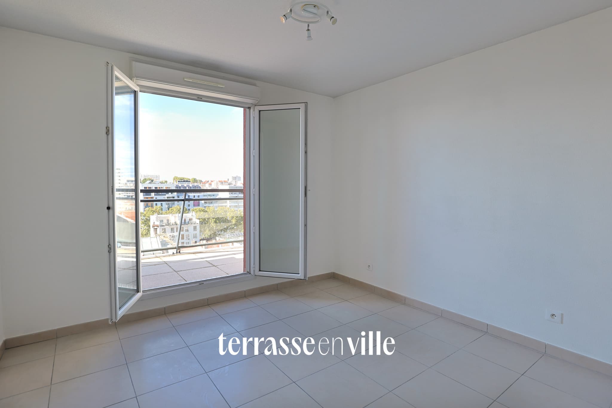 EXCLUSIVITE - CHARTREUX- T2 - 47M2 - DERNIER ETAGE - TERRASSE- 10M2 - PARKING - 200 000 € - 4
