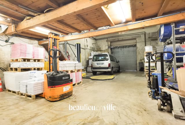 LOCAL COMMERCIAL 226 m2 GARAGE + MEZZANINE + BUREAUX MARSEILLE