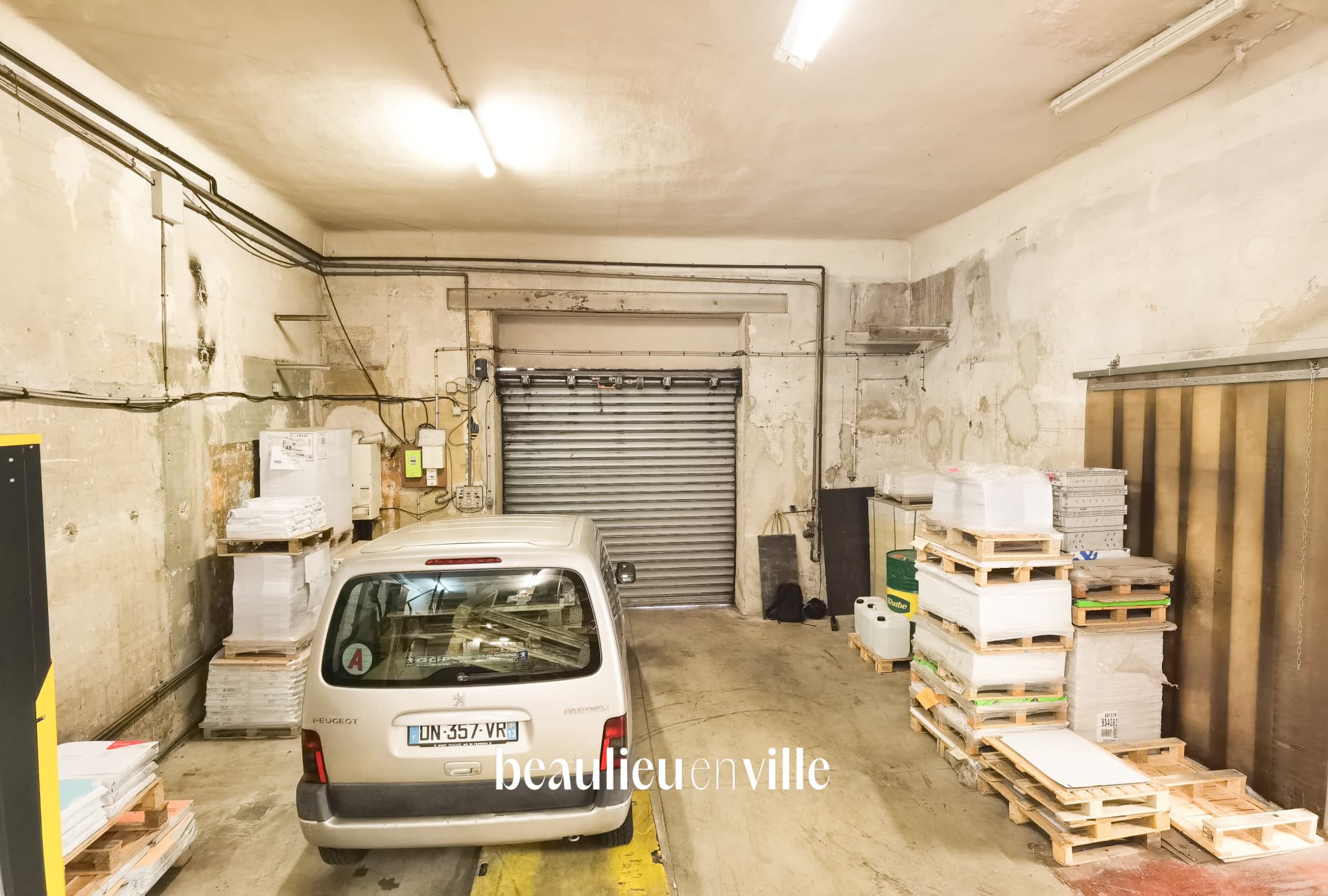 LOCAL COMMERCIAL 226 m2 GARAGE + MEZZANINE + BUREAUX MARSEILLE - 1