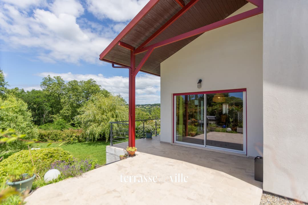 VILLEFRANQUE MAISON CONTEMPORAINE DE PLAIN-PIED SUR PARCELLE DE 1 096 M2 - 630 000€