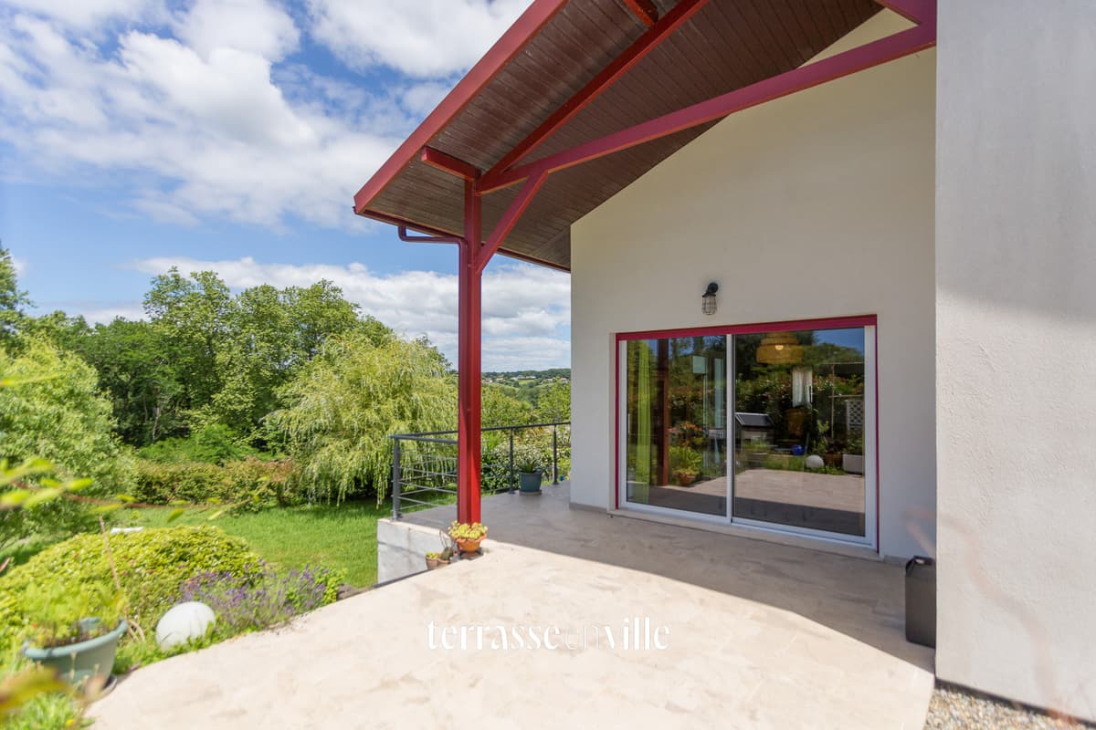 VILLEFRANQUE MAISON CONTEMPORAINE DE PLAIN-PIED SUR PARCELLE DE 1 096 M2 - 630 000€