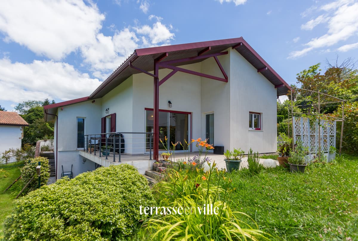 VILLEFRANQUE MAISON CONTEMPORAINE DE PLAIN-PIED SUR PARCELLE DE 1 096 M2 - 630 000€ - 1
