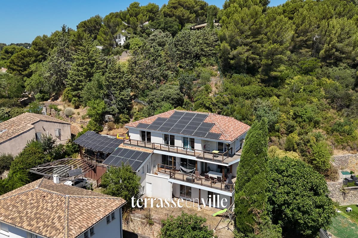 Les Trois-Lucs - 13012 - Maison contemporaine - 10 pièces - 290 m2 - Terrain 1 200 m2 - Piscine - 870 000€
