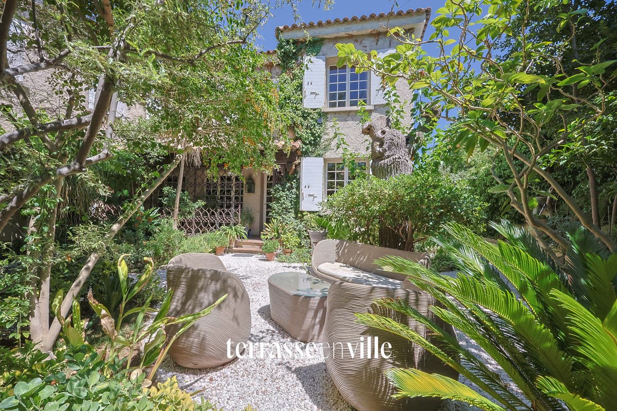 POINTE ROUGE - MAISON - 290M2 - JARDIN - PISCINE - GARAGES - 1 920 000 €