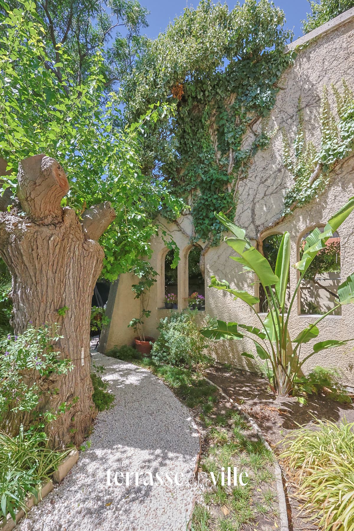 POINTE ROUGE - MAISON - 300M2 - JARDIN - PISCINE - GARAGES - 2 080 000 € - 1