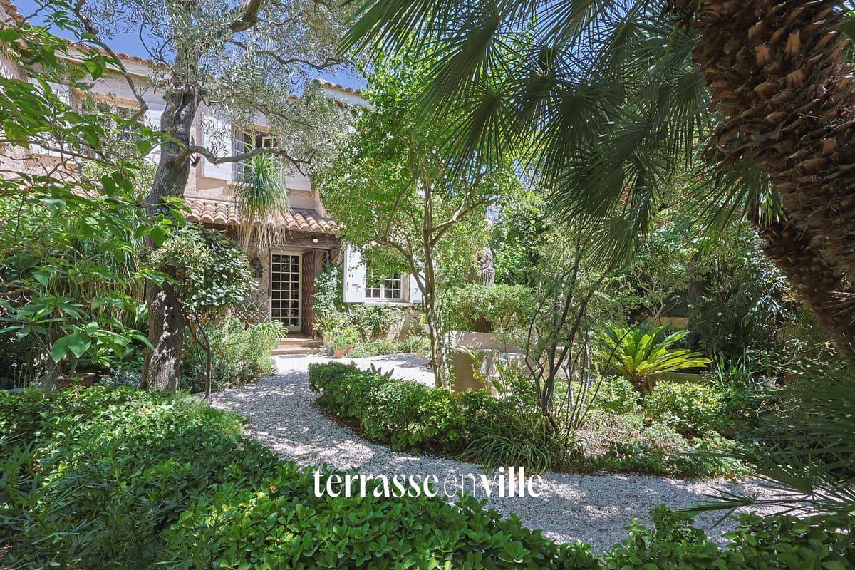 POINTE ROUGE - MAISON - 300M2 - JARDIN - PISCINE - GARAGES - 2 080 000 €