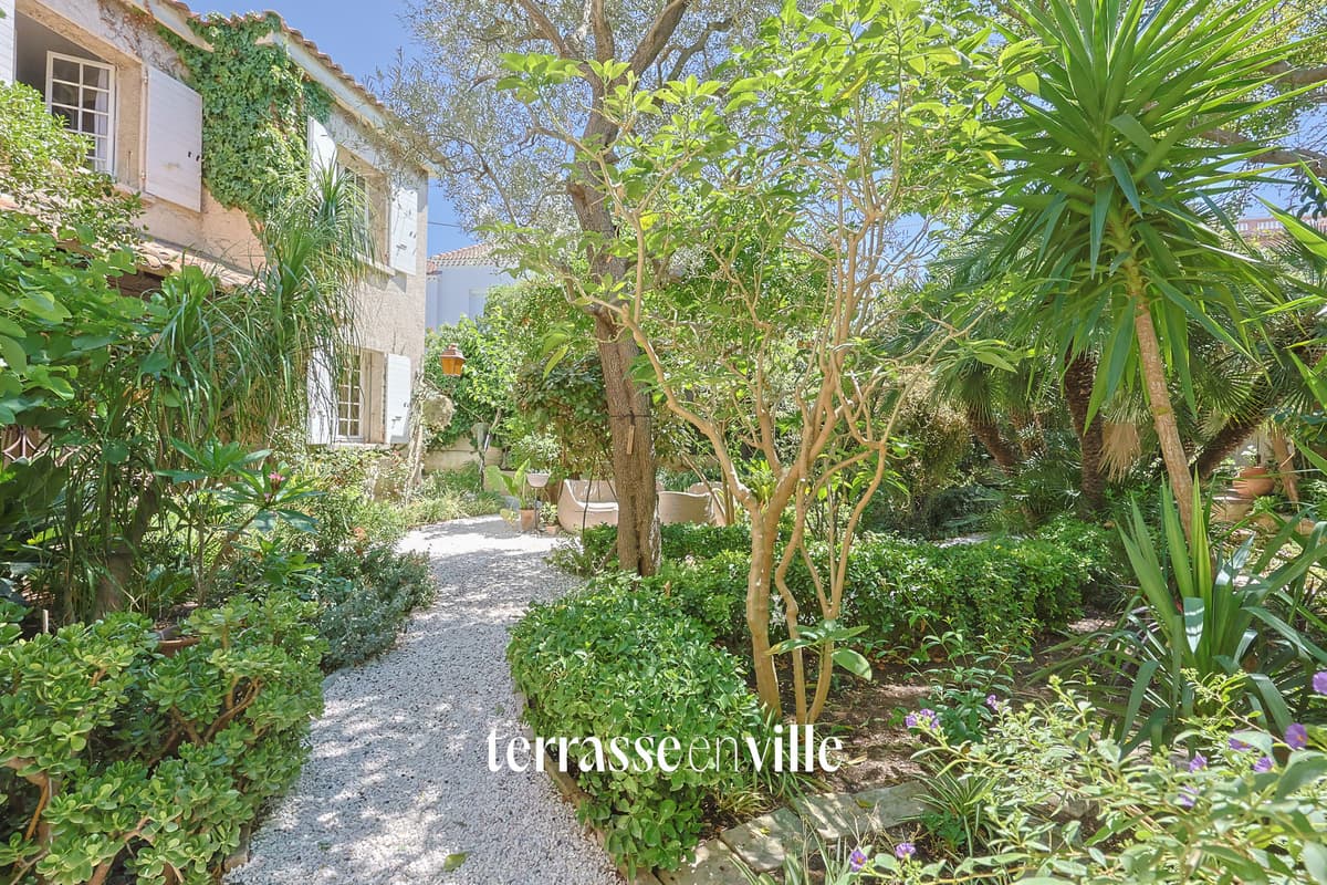 POINTE ROUGE - MAISON - 300M2 - JARDIN - PISCINE - GARAGES - 2 080 000 € - 4
