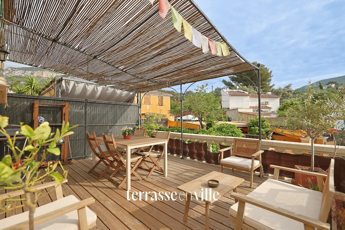T2 - 53M2 - TERRASSE - JARDIN - PARKING - CAVE