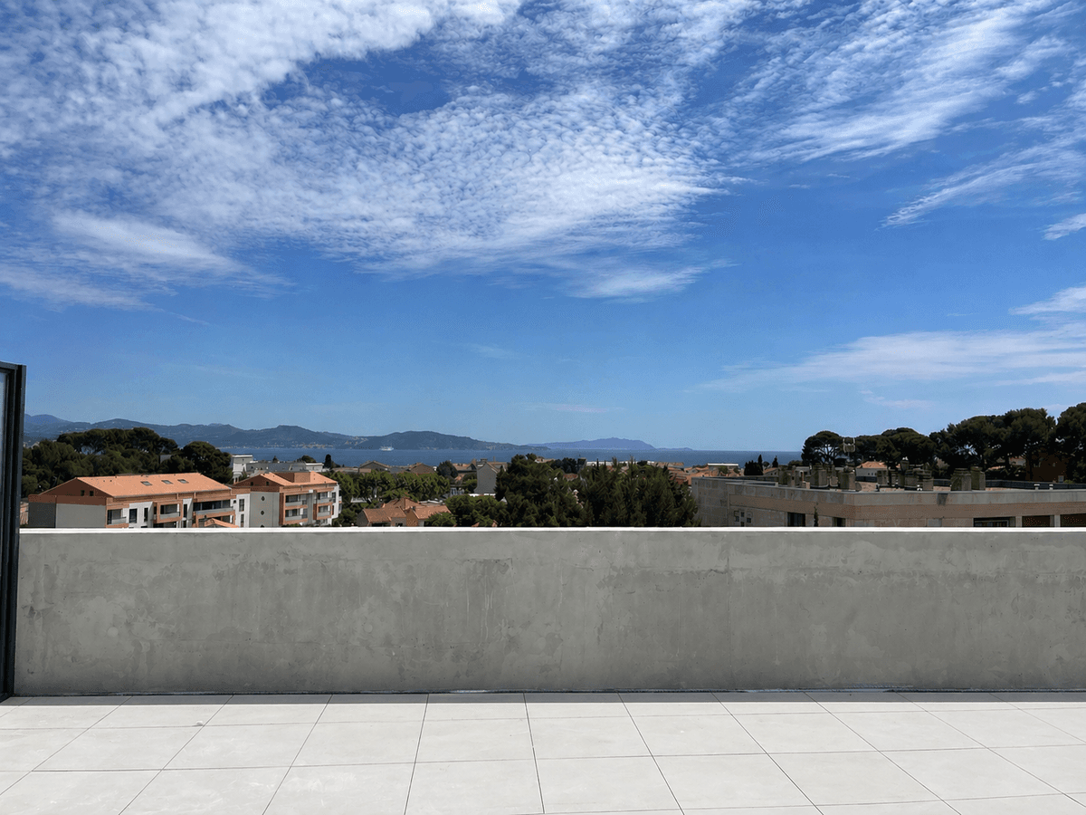 T5 DERNIER ÉTAGE ROOFTOP 39,5 m2 SUD-EST 2 PARKINGS CENTRE VILLE à PIED - LA CIOTAT