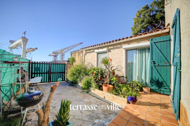 LA CIOTAT - PROCHE PORT - MAISON DE VILLE T4 - 83m2 - JARDIN - 485000€