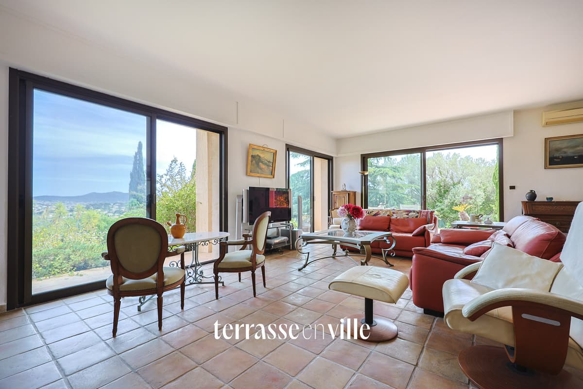 SANARY - PLAINE DU ROY - MAISON FAMILIALE T8 - 217M2 - GRAND SOUS-SOL - 3
