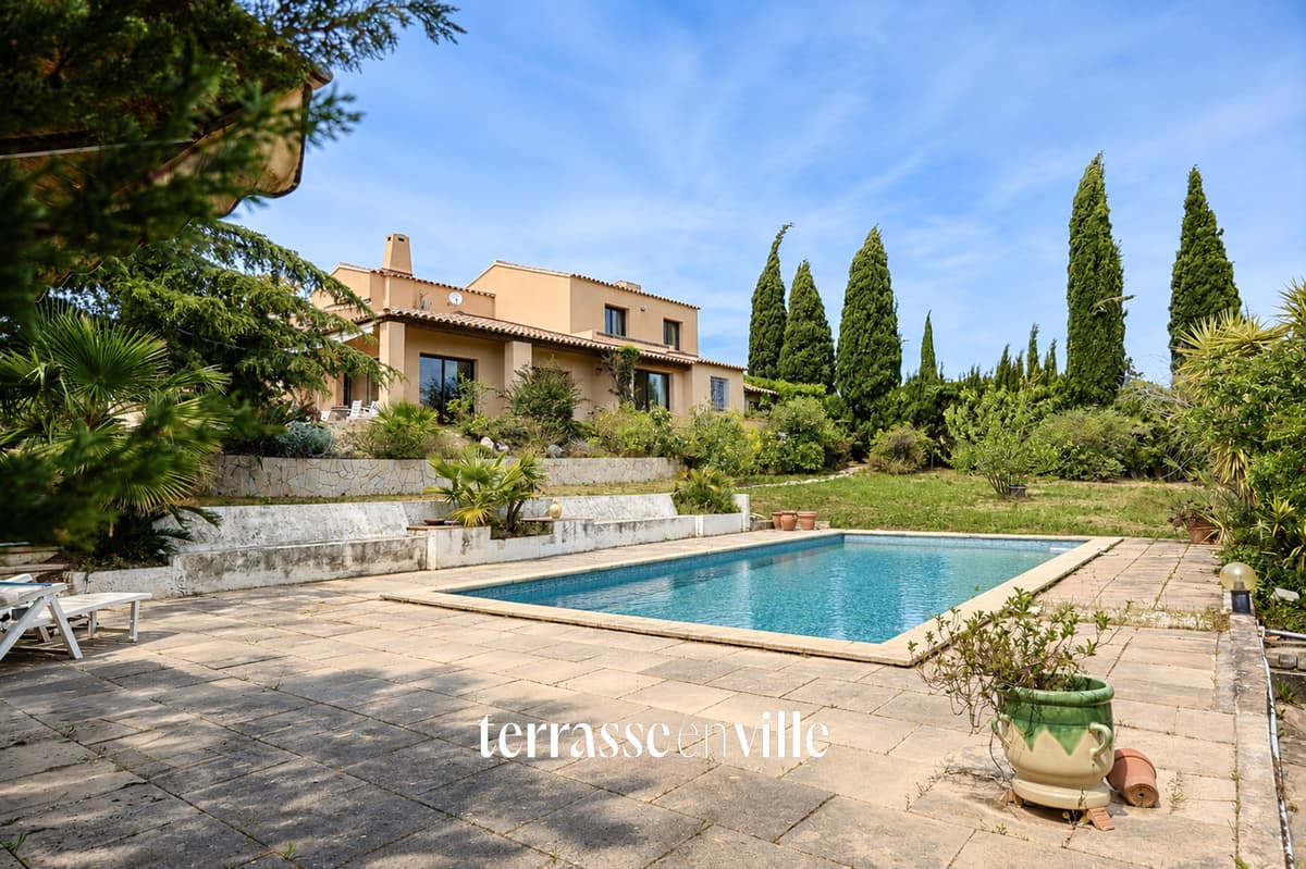 SANARY - PLAINE DU ROY - MAISON FAMILIALE T8 - 217M2 - GRAND SOUS-SOL