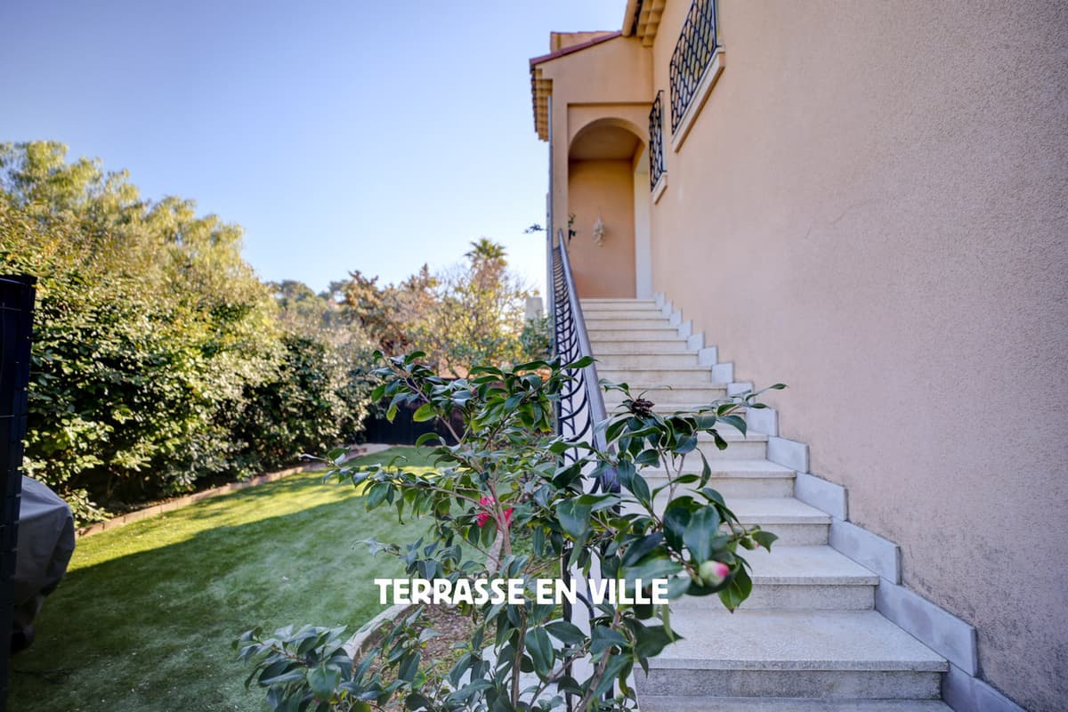 LA CIOTAT - ST JEAN - BEAU DUPLEX T5/6 - TERRASSE - JARDIN - PARKING - 495 000 € - 1