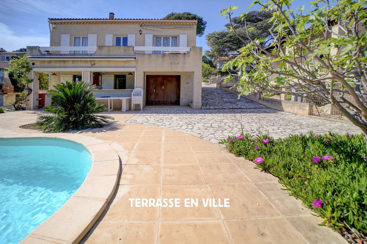 LA CIOTAT - MAISON - 129 M2 - JARDIN - PISCINE - PARCELLE 550M2 - VUE MER - 650 000 € - 1