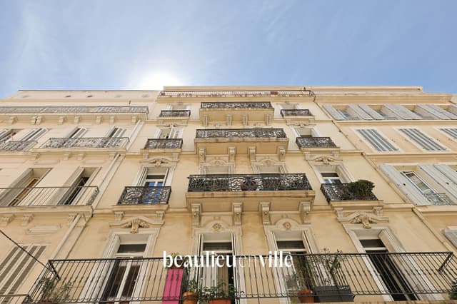 EXCLUSIVITE - TOULON - APPARTEMENT HAUSSMANIEN - 133 M2 - 3 CHAMBRES - CENTRE VILLE - 495 000 €