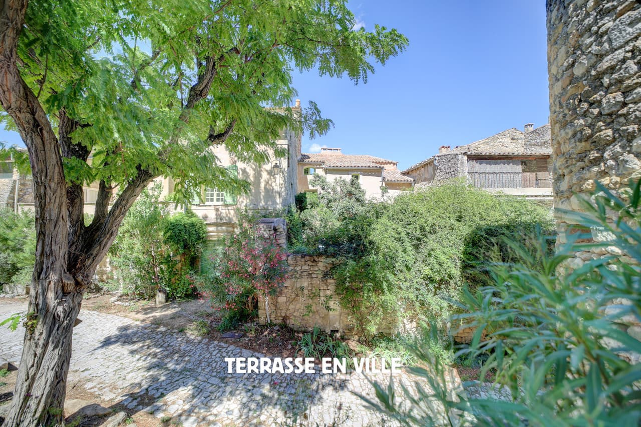 LUBERON - OPPEDE LE VIEUX - MAISON DE CHARME - 3 CHAMBRES D’HÔTES - 790 000 € - 6