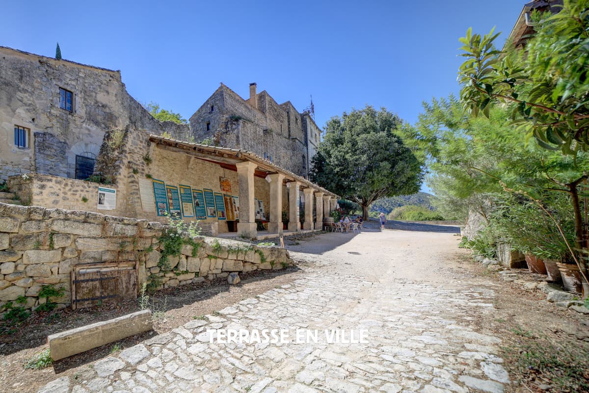 LUBERON - OPPEDE LE VIEUX - MAISON DE CHARME - 3 CHAMBRES D’HÔTES - 790 000 € - 5