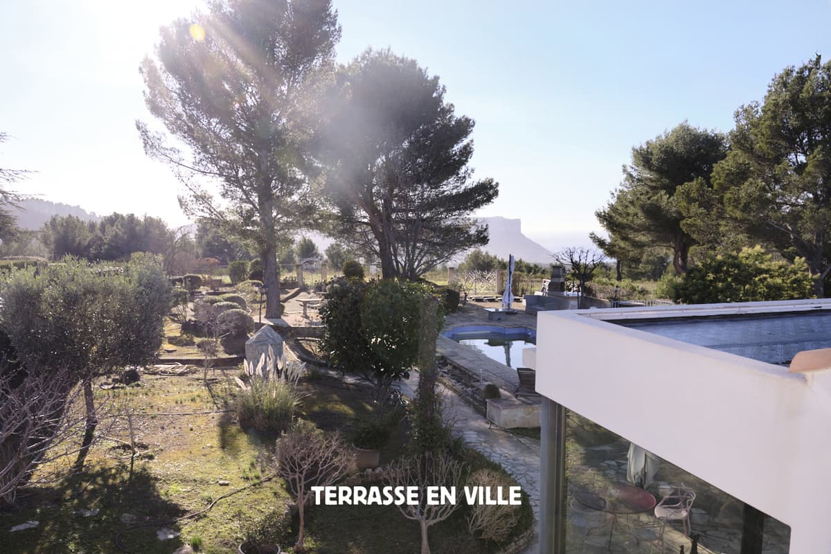 CARNOUX-EN-PROVENCE - MAISON FAMILIALE AVEC STUDIO INDEPENDANT - T8 214 m2 - VUE CAP CANAILLE - PISCINE - GARA