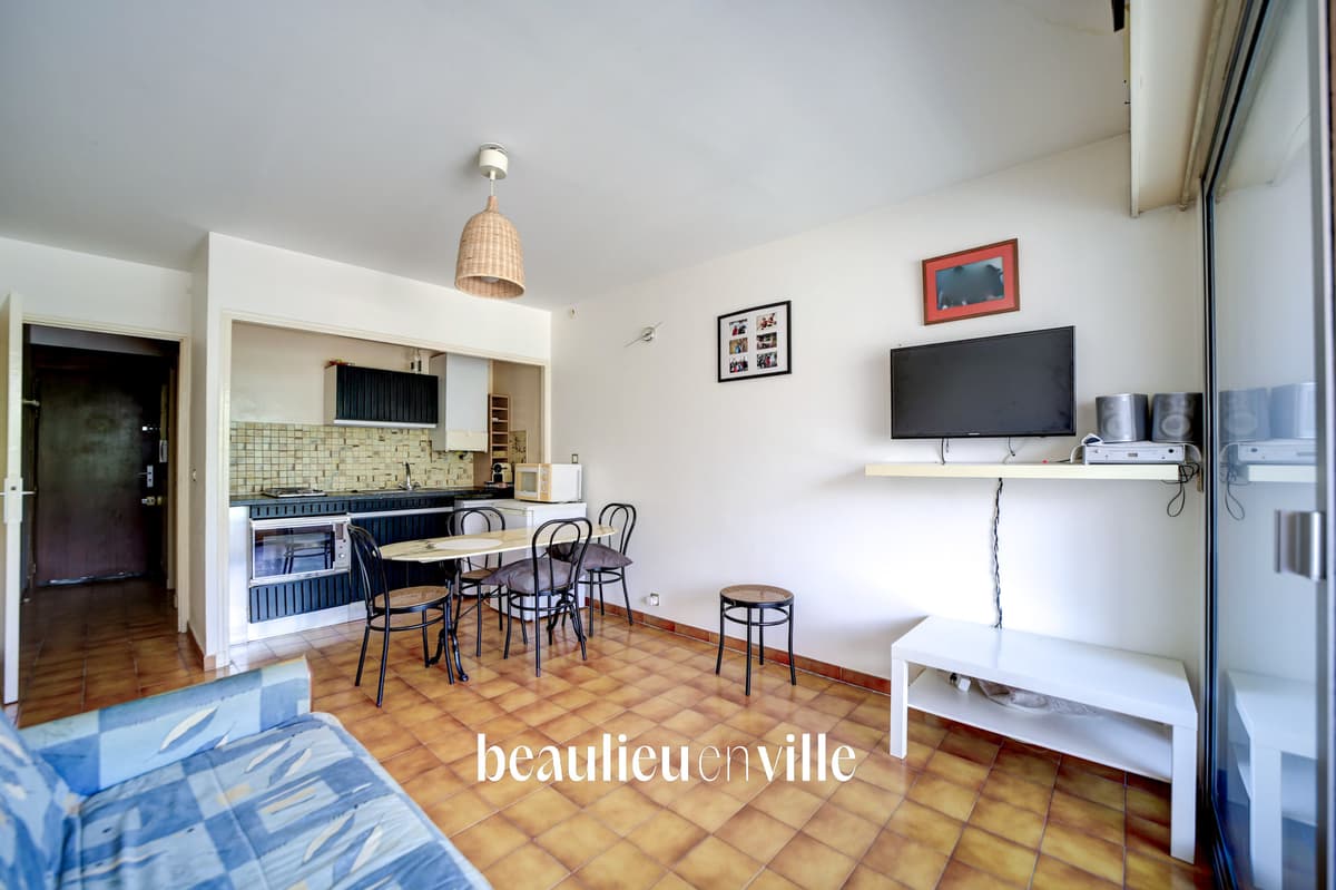 BANDOL - CENTRE-VILLE - GRAND STUDIO 30 M2 - LOGGIA - PROCHE PORT ET PLAGES - 3