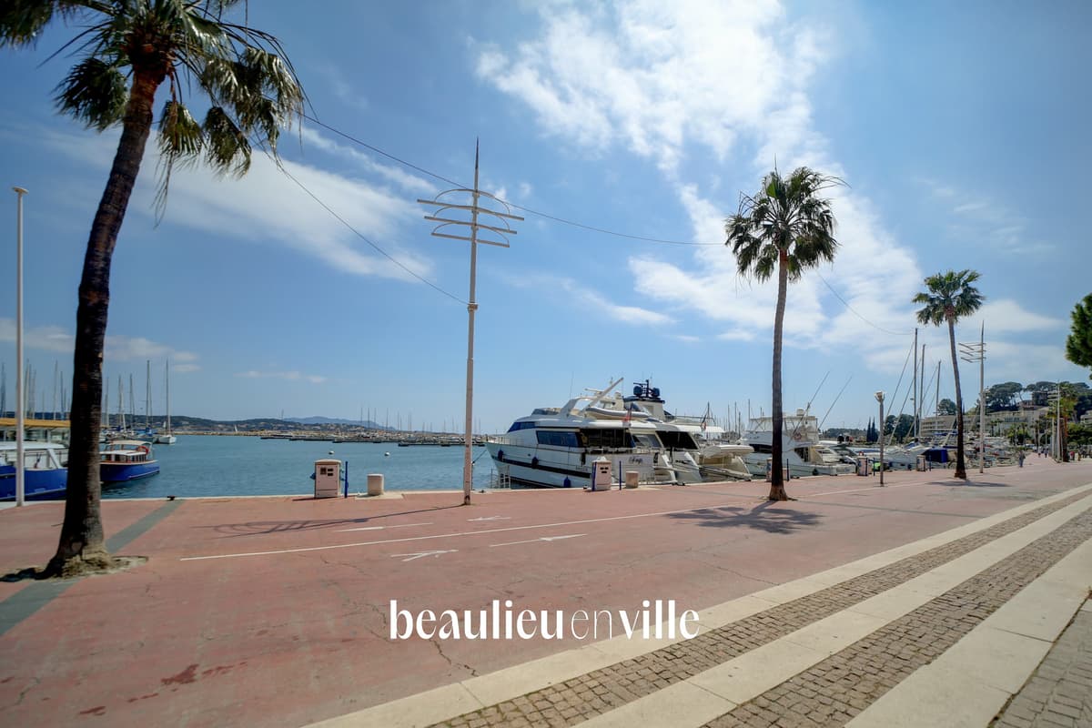 BANDOL - CENTRE-VILLE - GRAND STUDIO 30 M2 - LOGGIA - PROCHE PORT ET PLAGES
