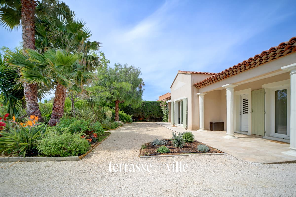 SAINT CYR SUR MER - VILLA PLAIN PIED T4 123M2 - DEPENDANCE - PROCHE VILLAGE A PIED
