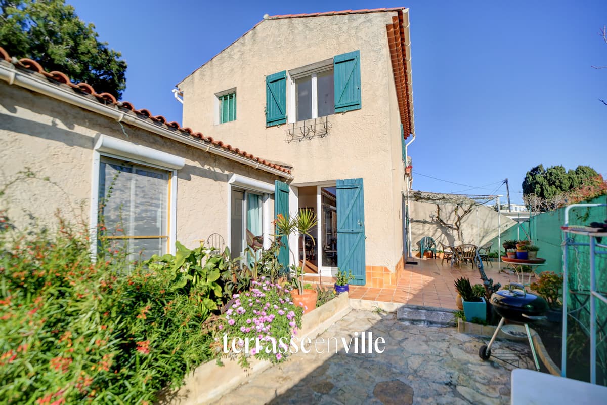 LA CIOTAT - PROCHE PORT - MAISON DE VILLE T4 - 83m2 - JARDIN - 485000€