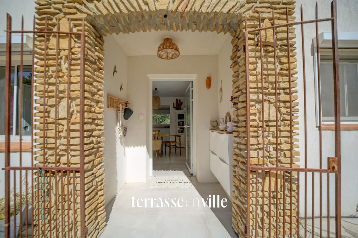 ST CYR-SUR-MER - VILLA FAMILIALE T5 RÉNOVÉE - JARDIN 2100 M2 - PISCINE - GARAGE - 790 000 € - 2