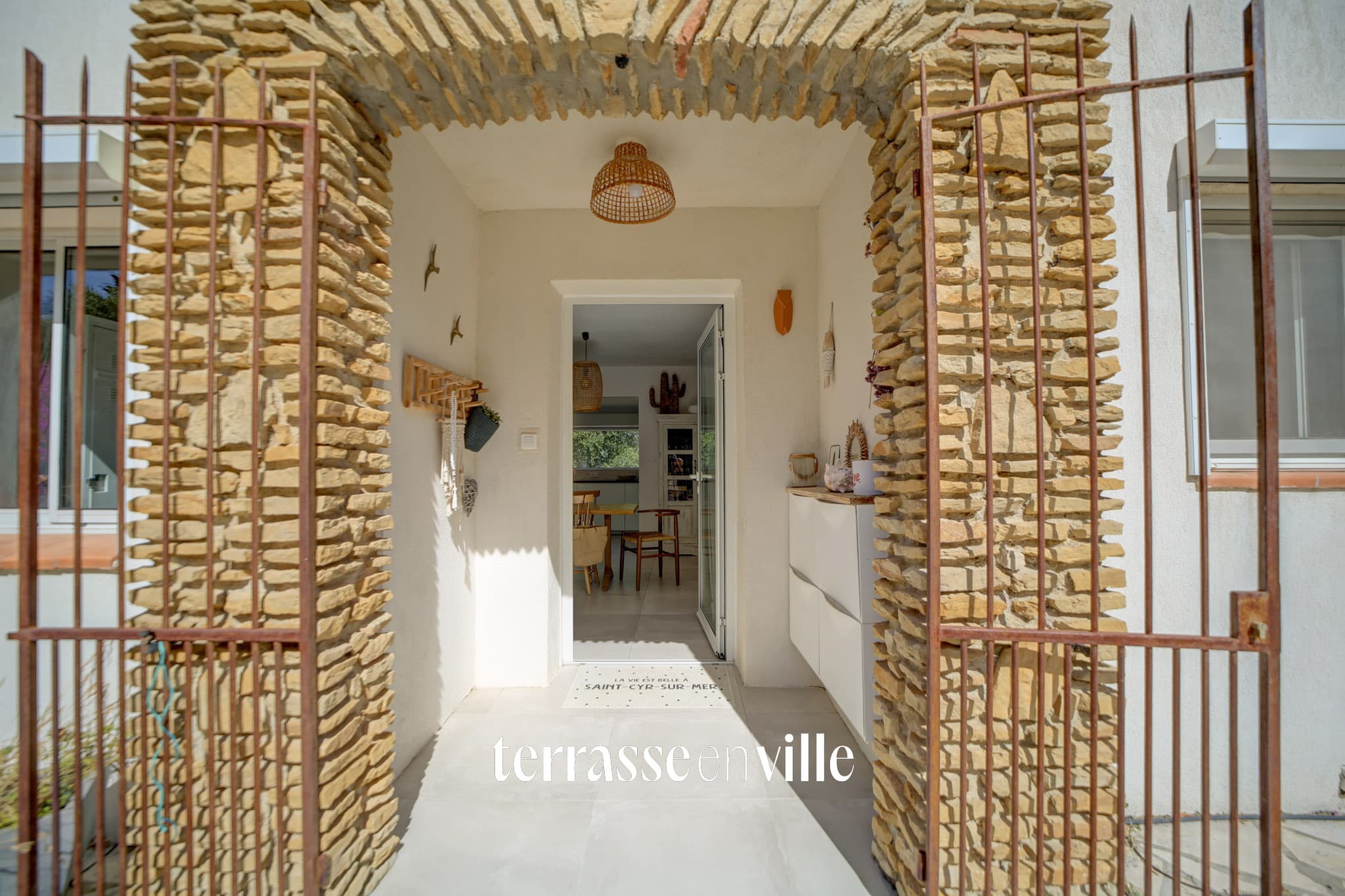 SOUS OFFRE - ST CYR-SUR-MER - VILLA FAMILIALE T5 RÉNOVÉE - JARDIN 2100 M2 - PISCINE - GARAGE - 790 000 € - 2