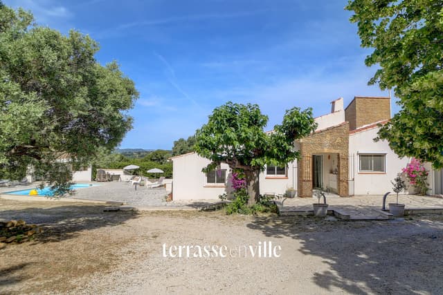 ST CYR-SUR-MER - VILLA FAMILIALE T5 RÉNOVÉE - JARDIN 2100 M2 - PISCINE - GARAGE - 790 000 €