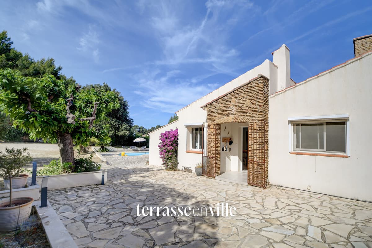 ST CYR-SUR-MER - VILLA FAMILIALE T5 RÉNOVÉE - JARDIN 2100 M2 - PISCINE - GARAGE - 790 000 € - 1