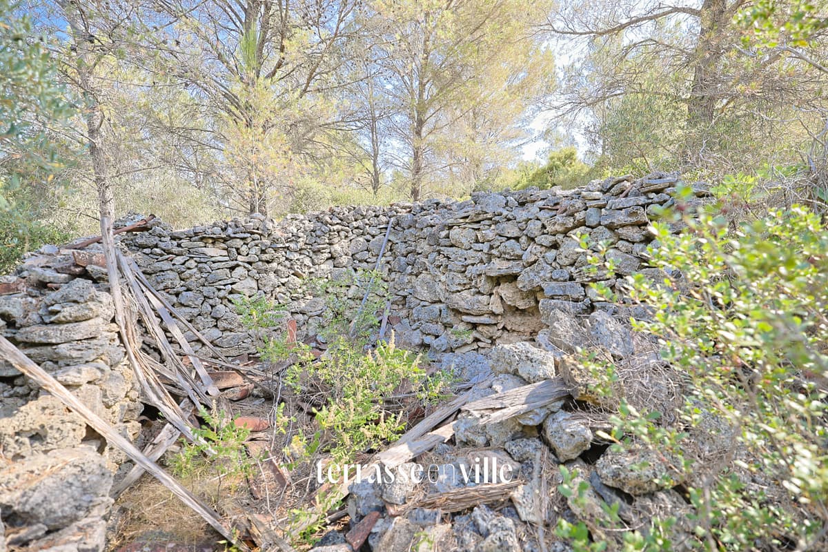 Terrain 2,3HA - Bastidon de 17M2 - 3