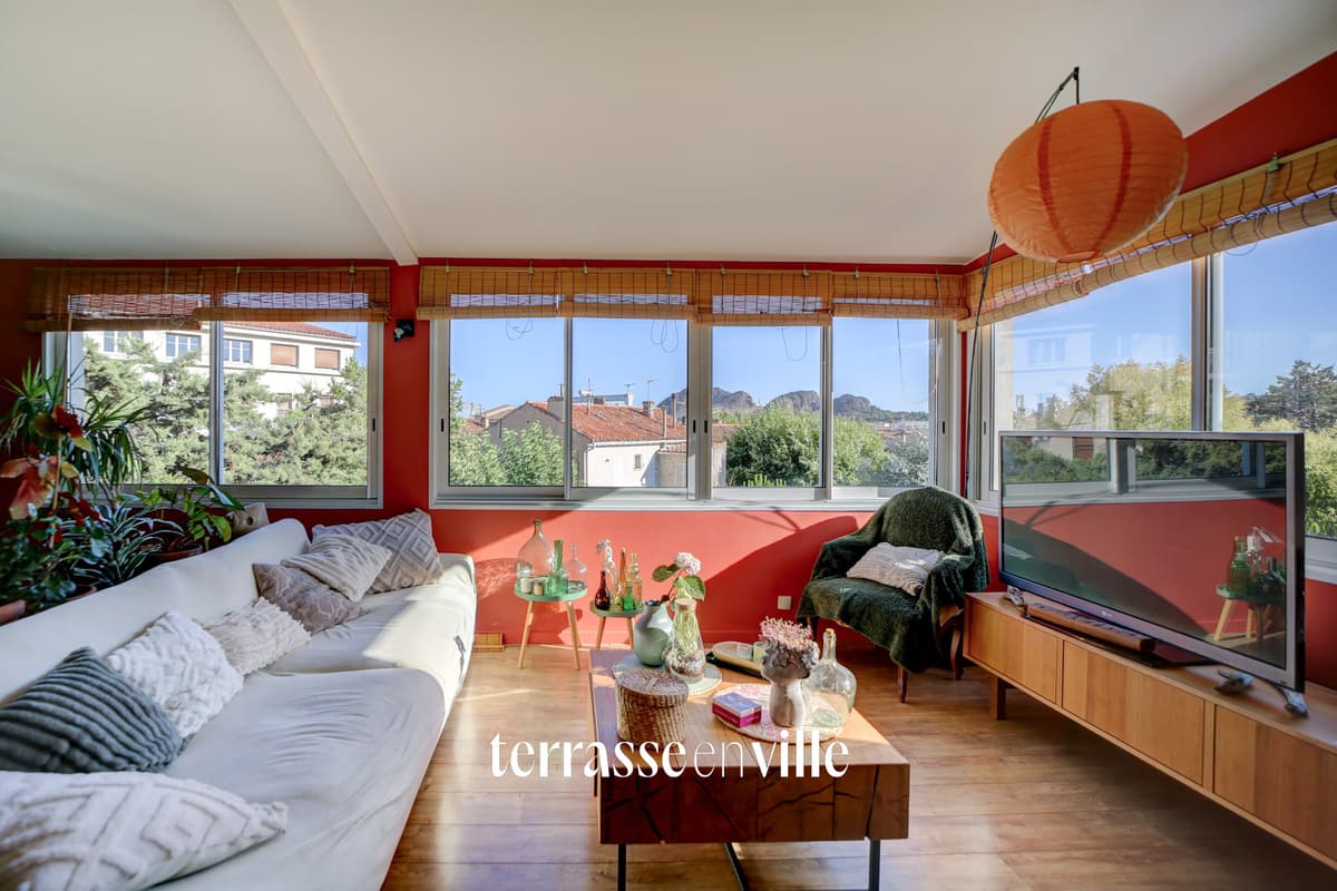 LA CIOTAT - CENTRE-VILLE - APPARTEMENT DE CARACTERE - VUE 3 SECS ET CRÊTES- CALME - PARKING - 399 000 €