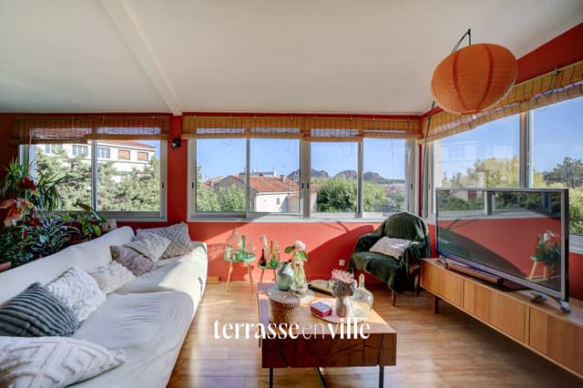 LA CIOTAT - CENTRE-VILLE - APPARTEMENT DE CARACTERE - VUE 3 SECS ET CRÊTES- CALME - PARKING - 399 000 €