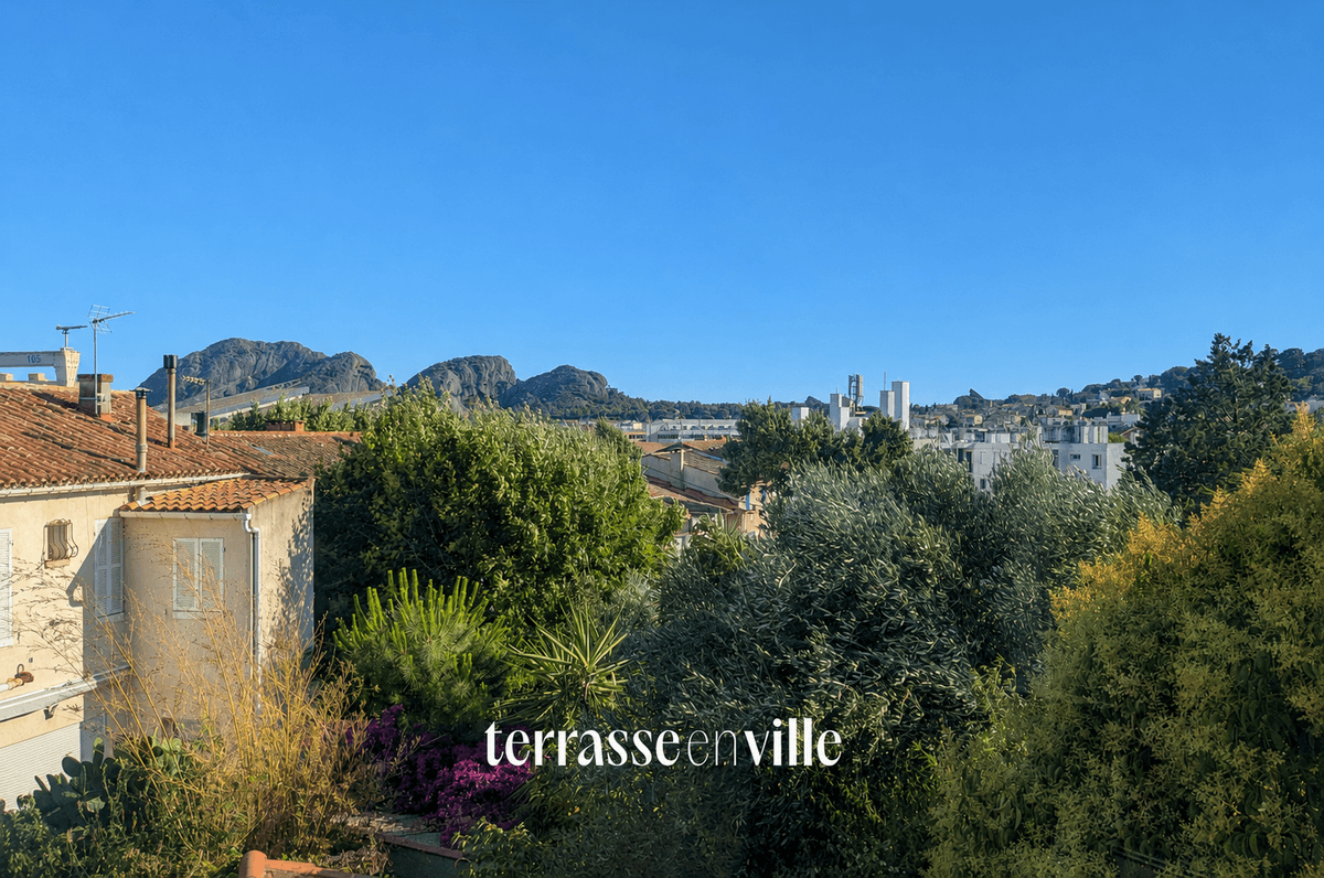 LA CIOTAT - CENTRE-VILLE - APPARTEMENT DE CARACTERE - VUE 3 SECS ET CRÊTES- CALME - PARKING - 399 000 € - 2