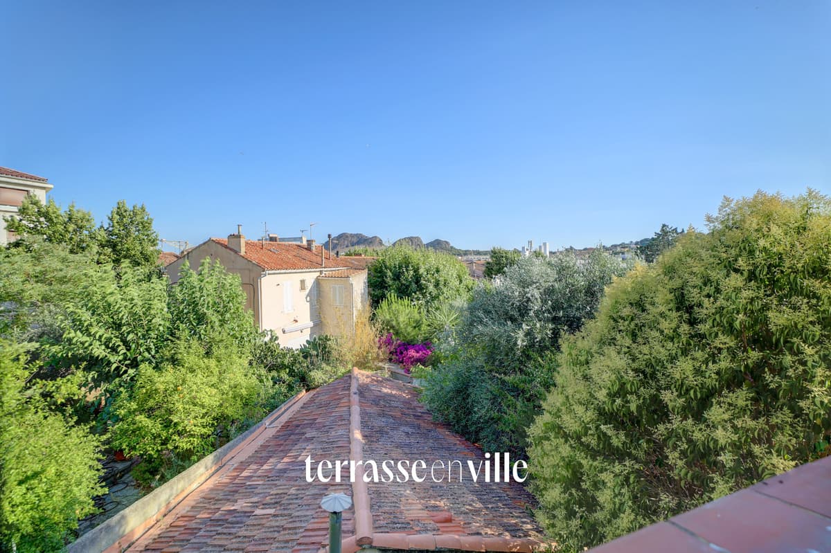 LA CIOTAT - CENTRE-VILLE - APPARTEMENT DE CARACTERE - VUE 3 SECS ET CRÊTES- CALME - PARKING - 399 000 € - 3
