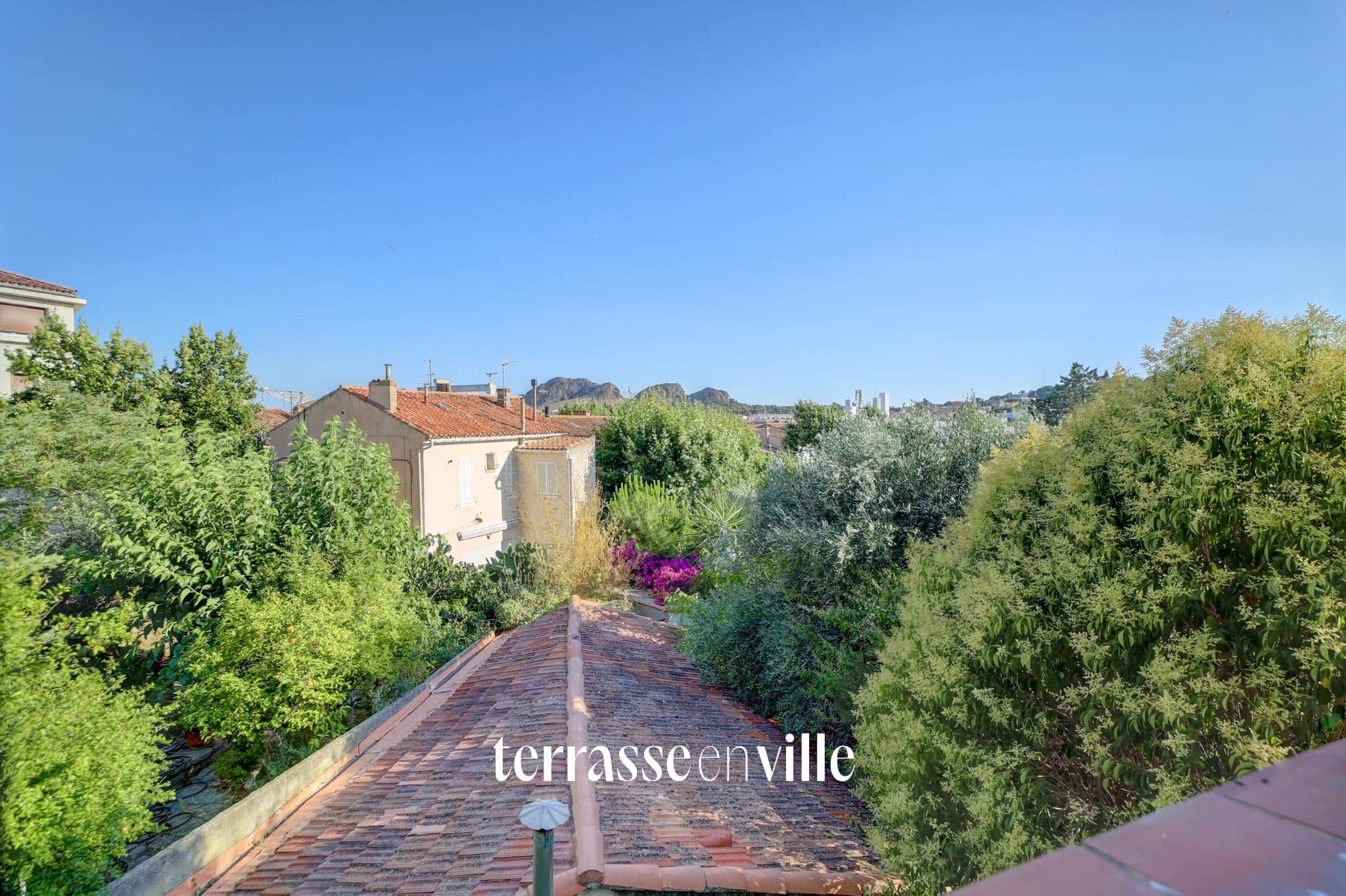LA CIOTAT - CENTRE-VILLE - APPARTEMENT DE CARACTERE - VUE 3 SECS ET CRÊTES- CALME - PARKING - 399 000 € - 3