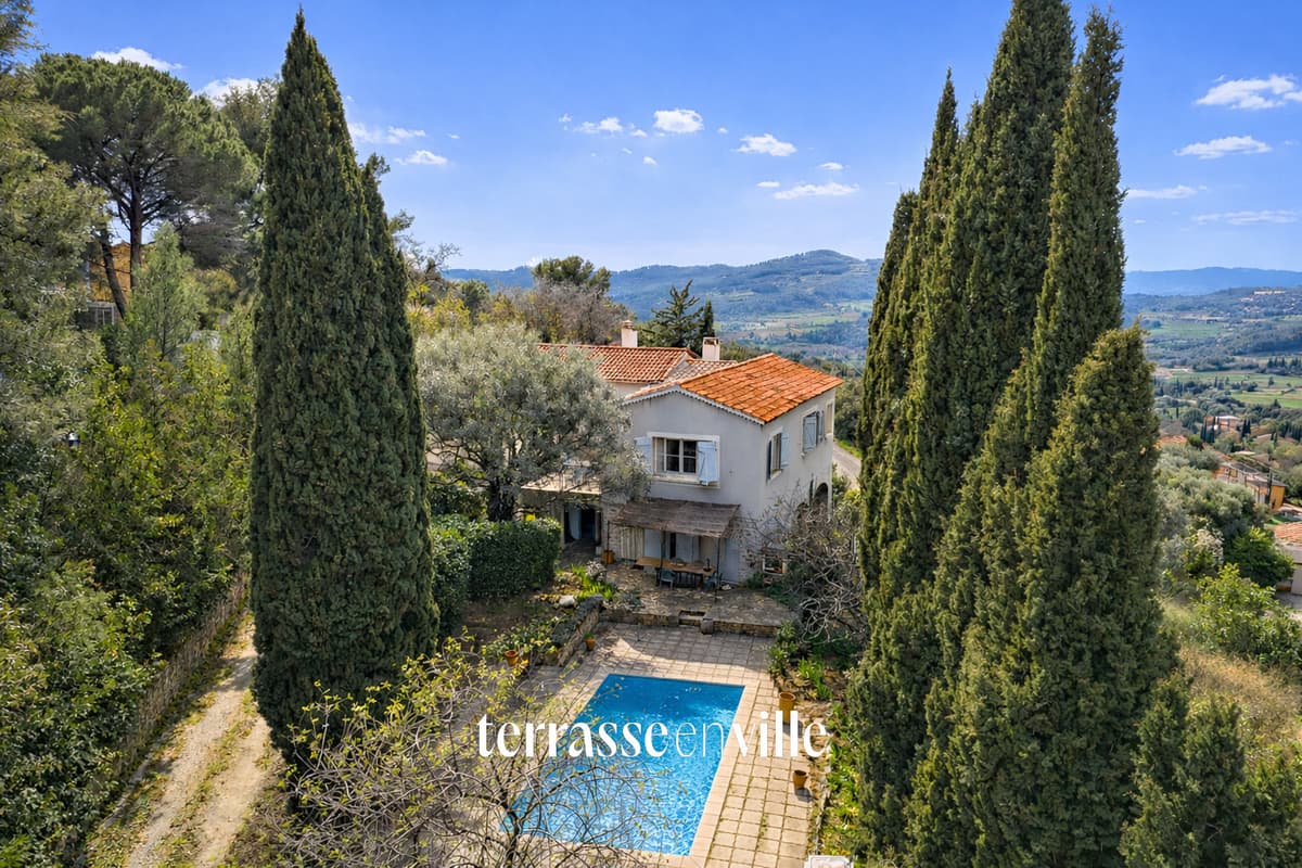 LE BEAUSSET - MAISON FAMILIALE - VUE DOMINANTE - PISCINE - GARAGE - AU CALME
