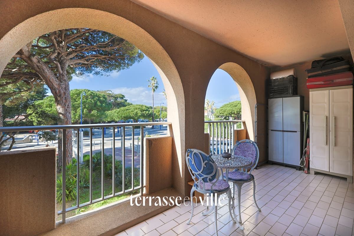 APPARTEMENT - 82 M2 - HYERES - 2 CHAMBRES - COMMERCES - PORT - PLAGE